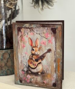 🧸 Caja organizadora “Conejito Músico” – Encanto rústico que guarda historias